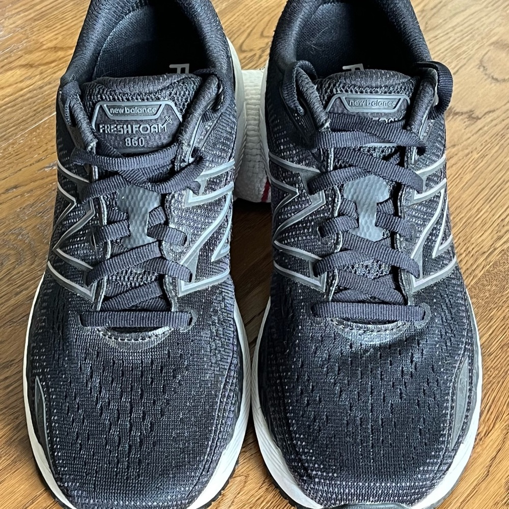 NEW BALANCE Fresh Foam 860’s. Women’s sz.9.5. Barely worn…like- new condition.